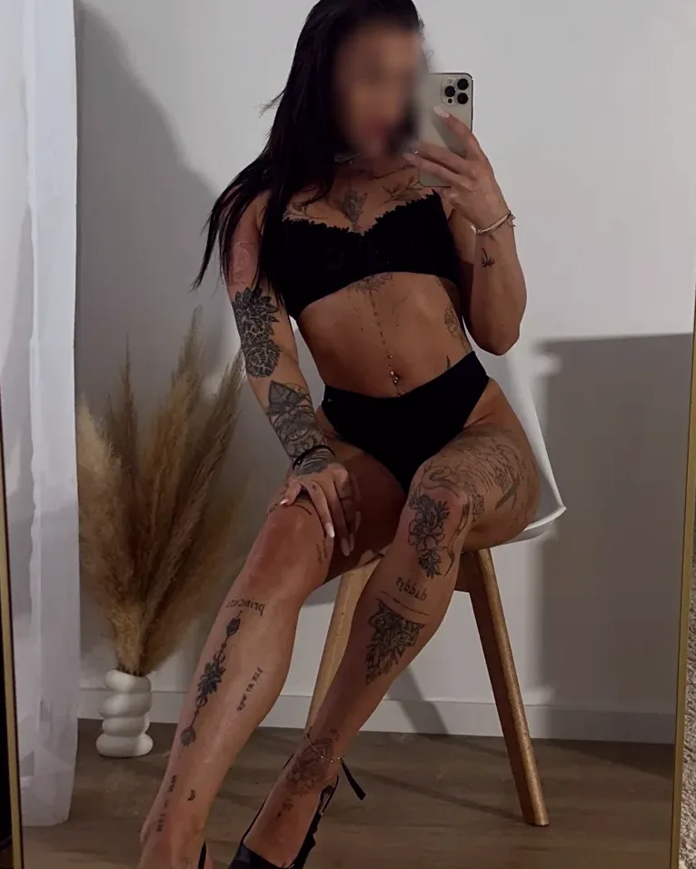Andrea, 27